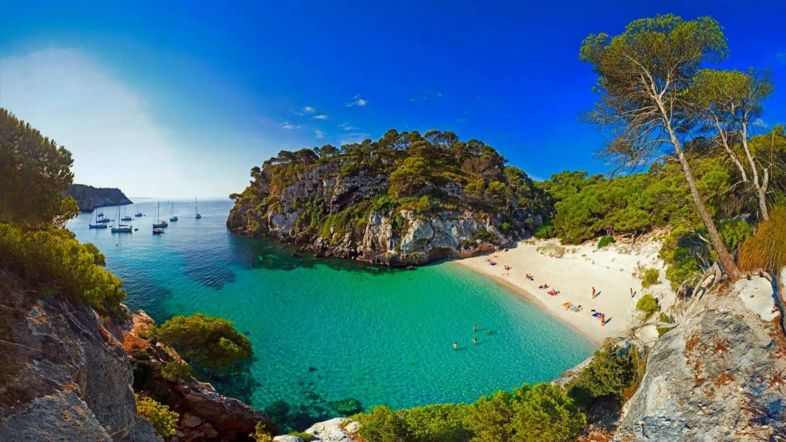 Tour in the Balearic Islands: discover Menoraca’s best bays on a yacht