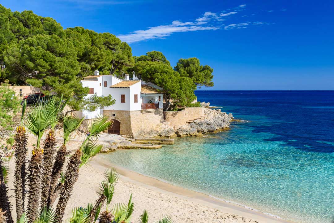 Discover the Balearic Islands on a sailboat or a yacht